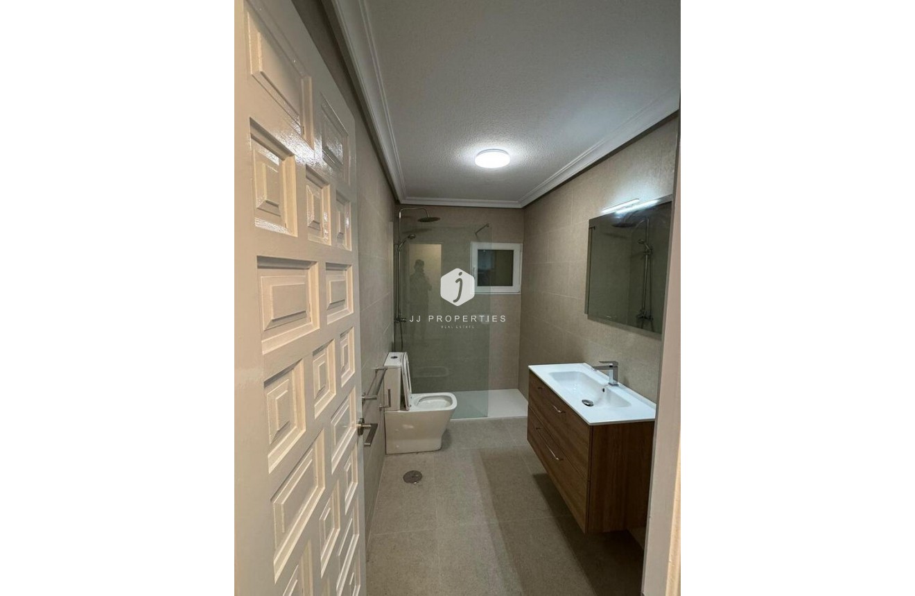 Z drugiej ręki - Mieszkanie w bloku -
La Mata