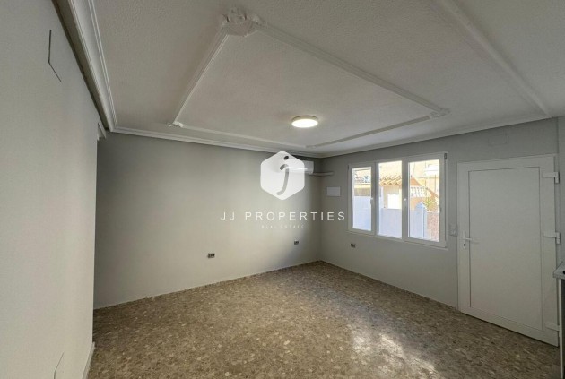 Z drugiej ręki - Mieszkanie w bloku -
La Mata