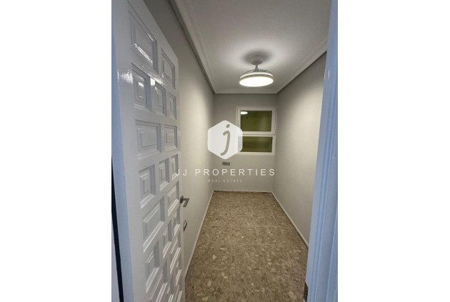 Z drugiej ręki - Mieszkanie w bloku -
La Mata