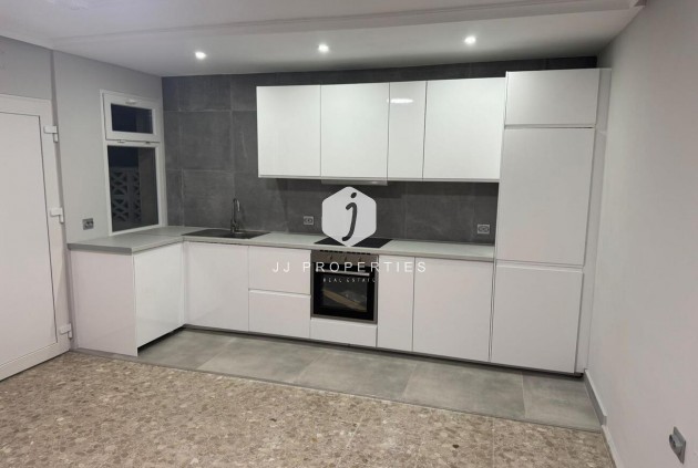 Z drugiej ręki - Mieszkanie w bloku -
La Mata