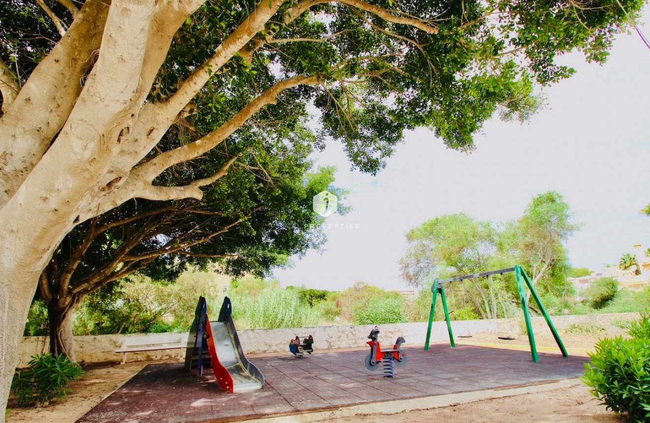 Resale - Chalet -
Orihuela Costa - Costa Blanca