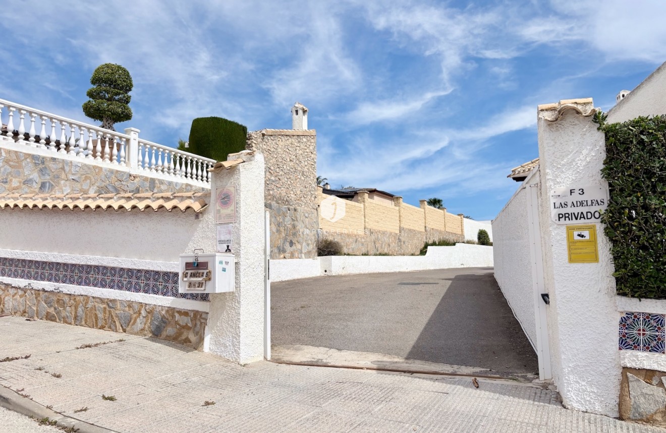 Resale - Chalet -
Orihuela Costa - Costa Blanca