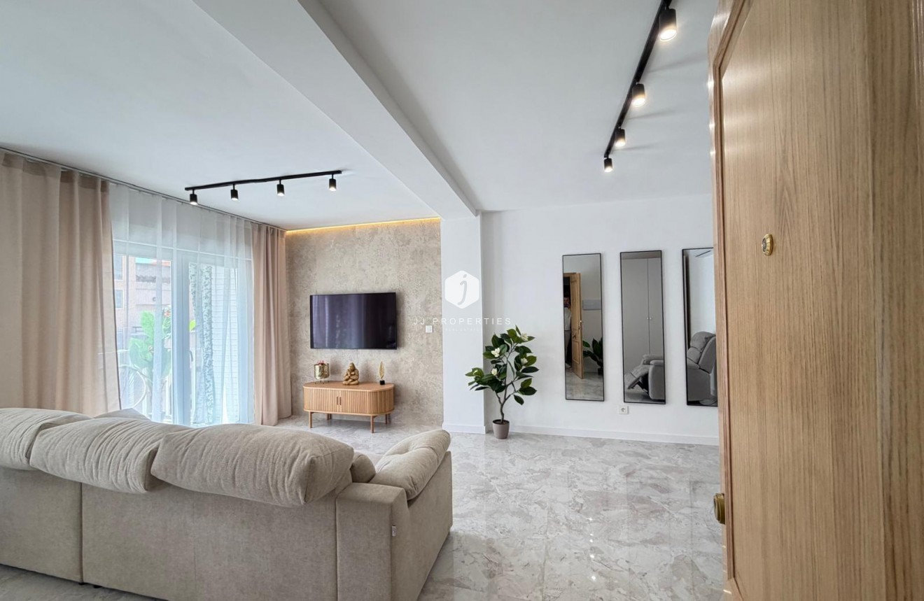 Aus zweiter Hand - Penthouse -
Torrevieja - Estacion de autobuses