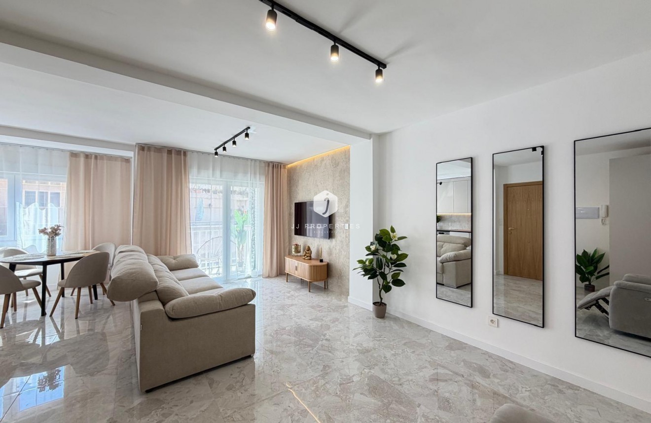 Aus zweiter Hand - Penthouse -
Torrevieja - Estacion de autobuses