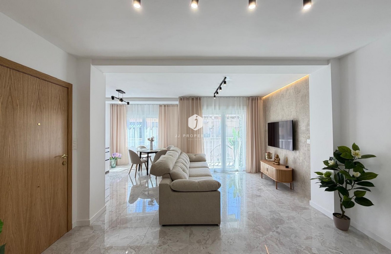 Aus zweiter Hand - Penthouse -
Torrevieja - Estacion de autobuses