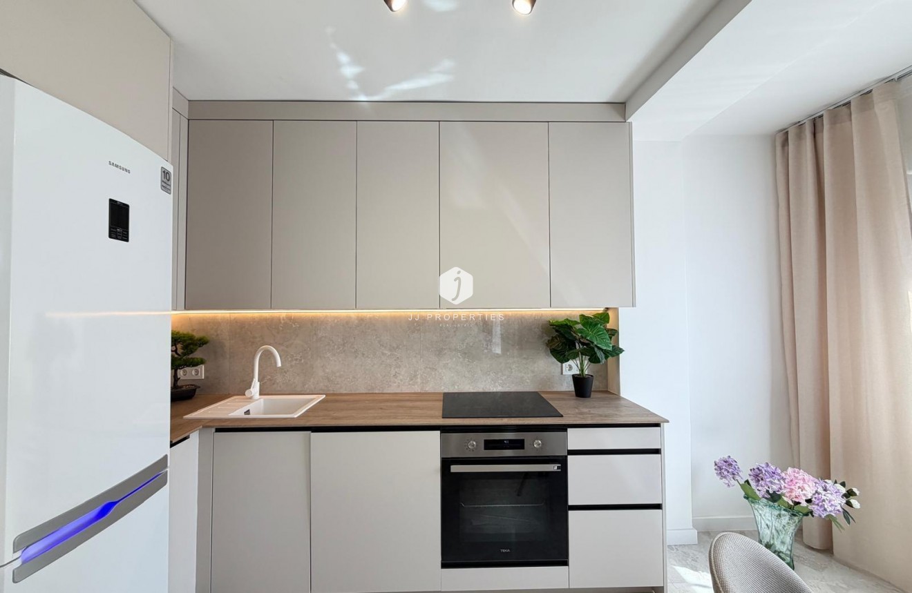 Aus zweiter Hand - Penthouse -
Torrevieja - Estacion de autobuses