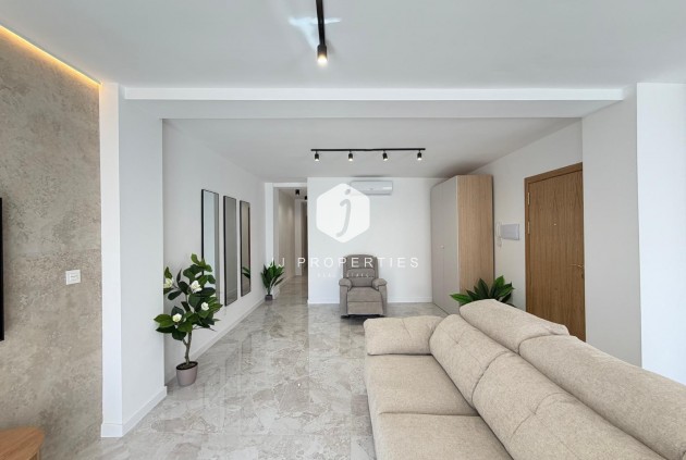 Aus zweiter Hand - Penthouse -
Torrevieja - Estacion de autobuses