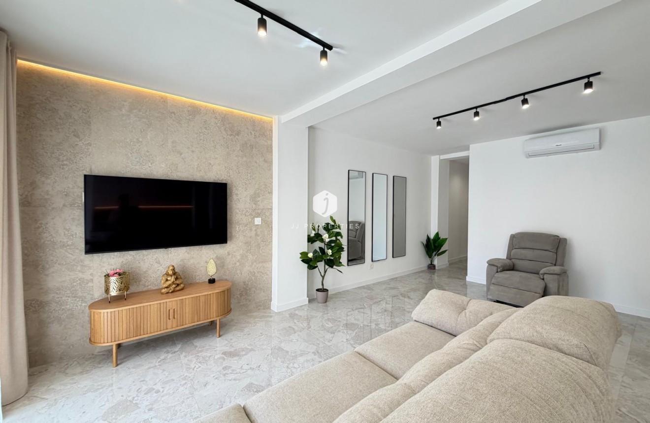 Aus zweiter Hand - Penthouse -
Torrevieja - Estacion de autobuses