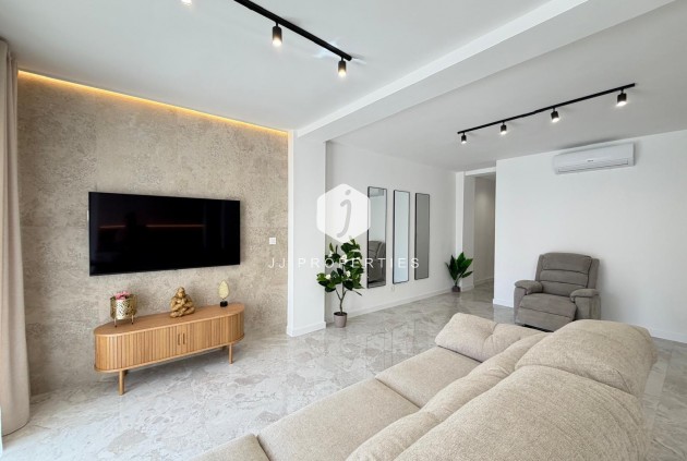 Aus zweiter Hand - Penthouse -
Torrevieja - Estacion de autobuses