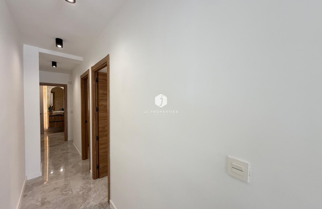 Aus zweiter Hand - Penthouse -
Torrevieja - Estacion de autobuses