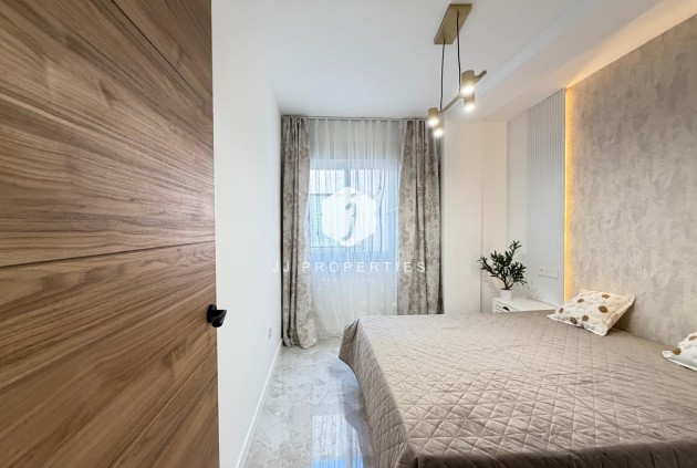 Aus zweiter Hand - Penthouse -
Torrevieja - Estacion de autobuses