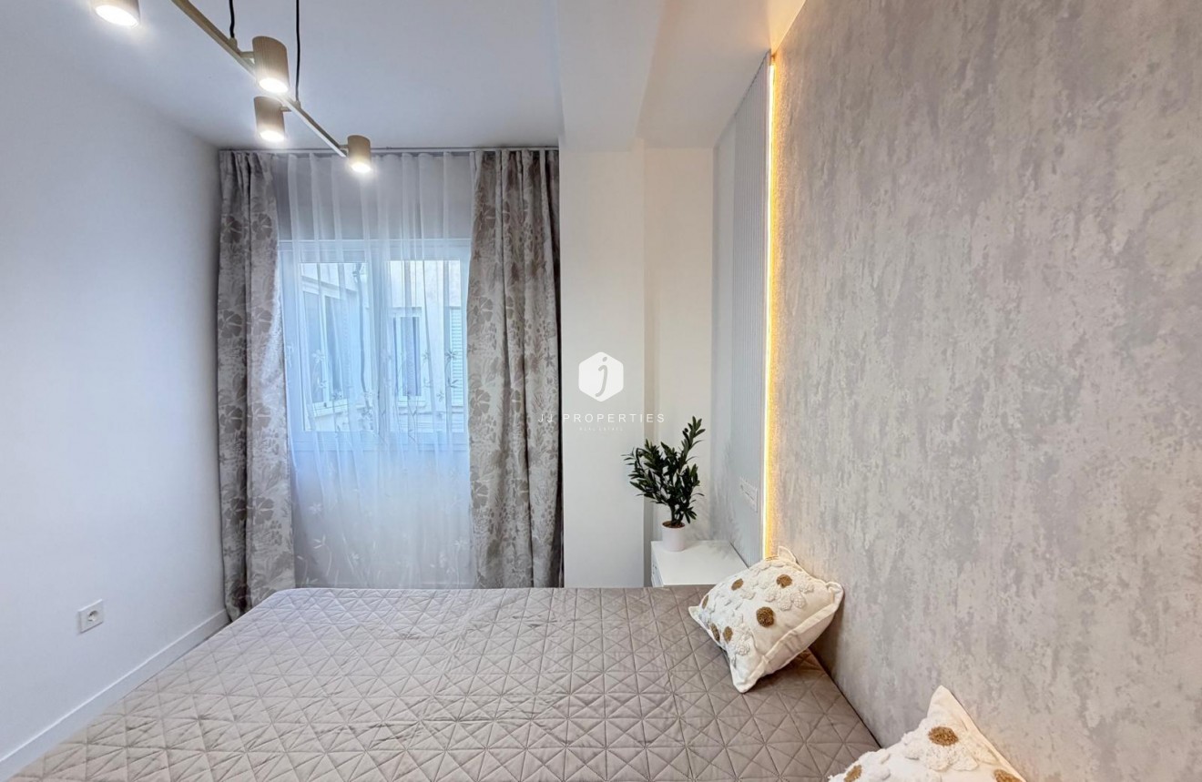 Aus zweiter Hand - Penthouse -
Torrevieja - Estacion de autobuses