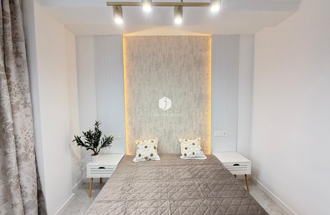 Aus zweiter Hand - Penthouse -
Torrevieja - Estacion de autobuses