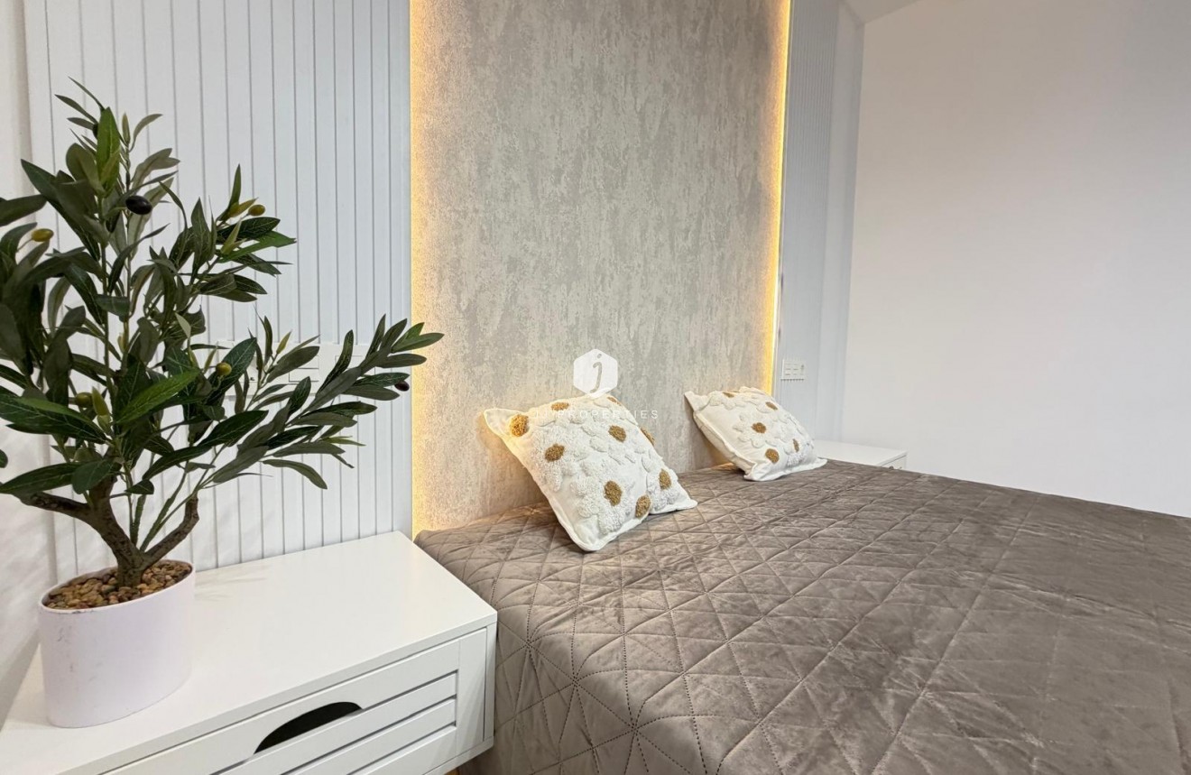 Aus zweiter Hand - Penthouse -
Torrevieja - Estacion de autobuses