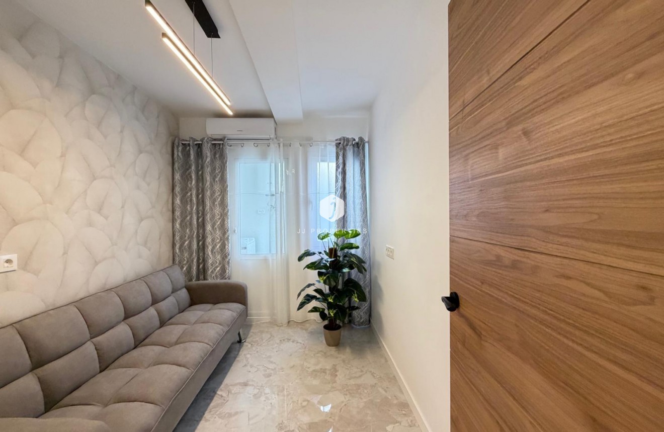 Aus zweiter Hand - Penthouse -
Torrevieja - Estacion de autobuses