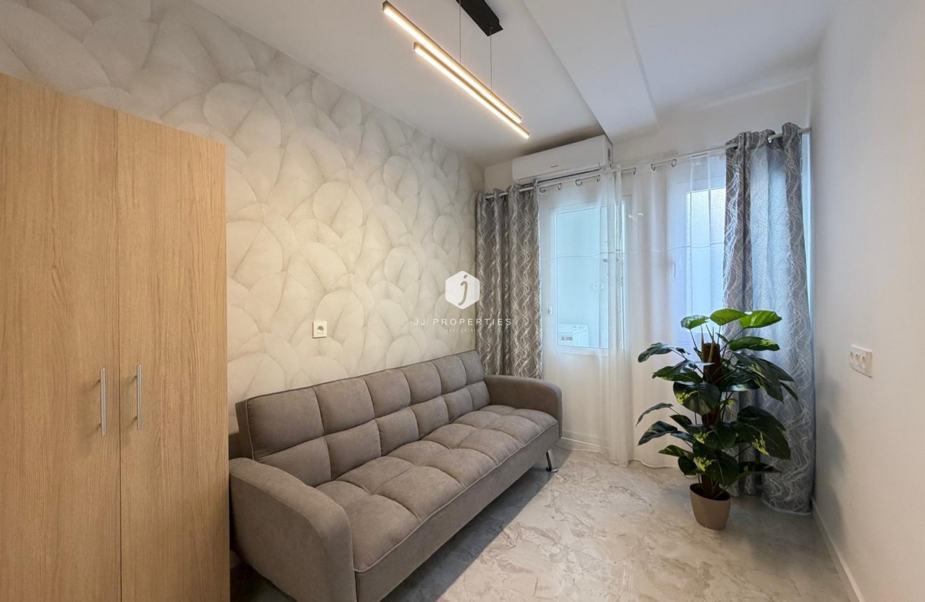 Aus zweiter Hand - Penthouse -
Torrevieja - Estacion de autobuses