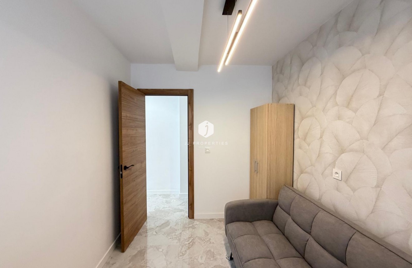 Aus zweiter Hand - Penthouse -
Torrevieja - Estacion de autobuses