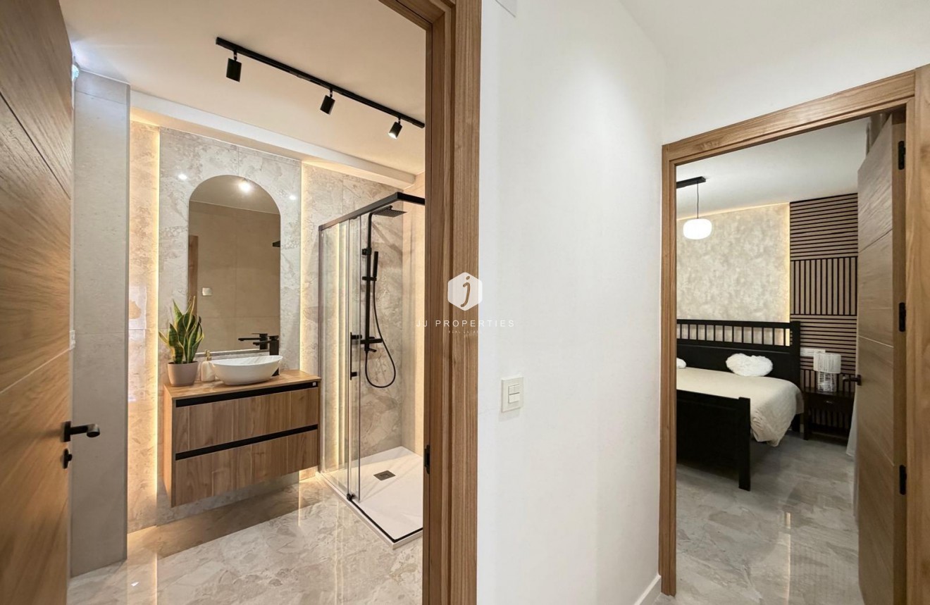 Aus zweiter Hand - Penthouse -
Torrevieja - Estacion de autobuses