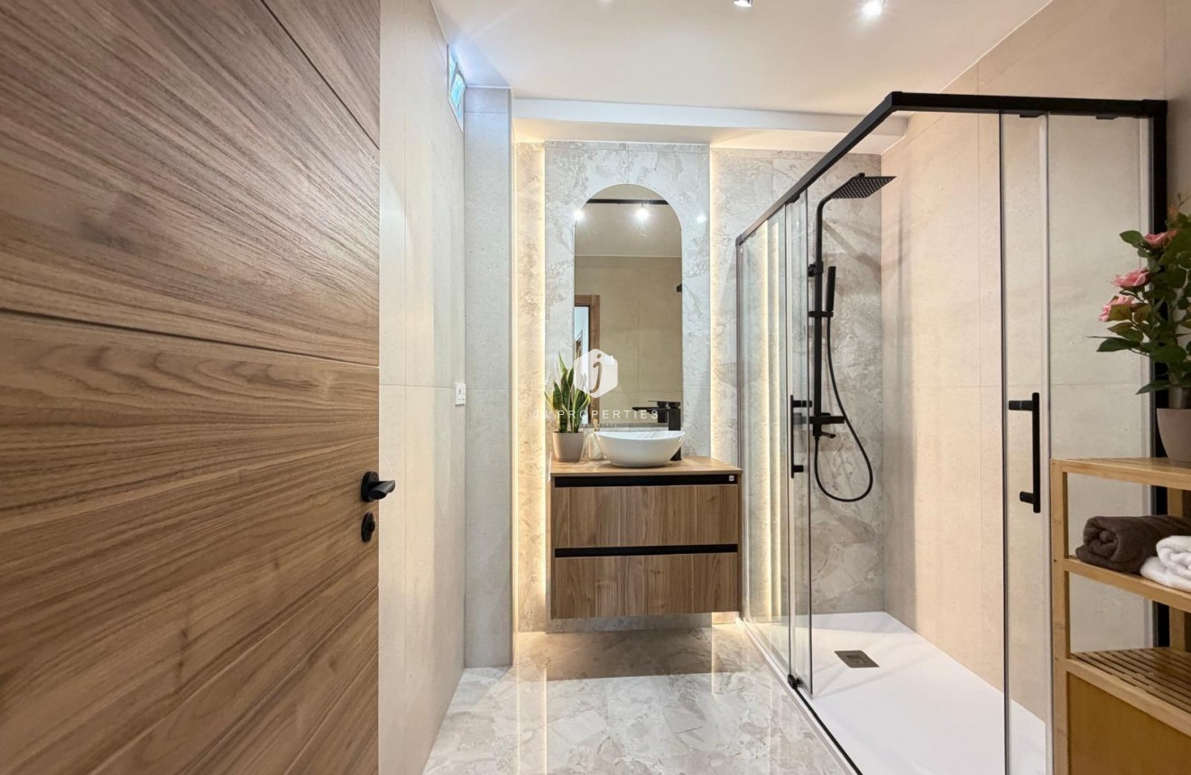 Aus zweiter Hand - Penthouse -
Torrevieja - Estacion de autobuses