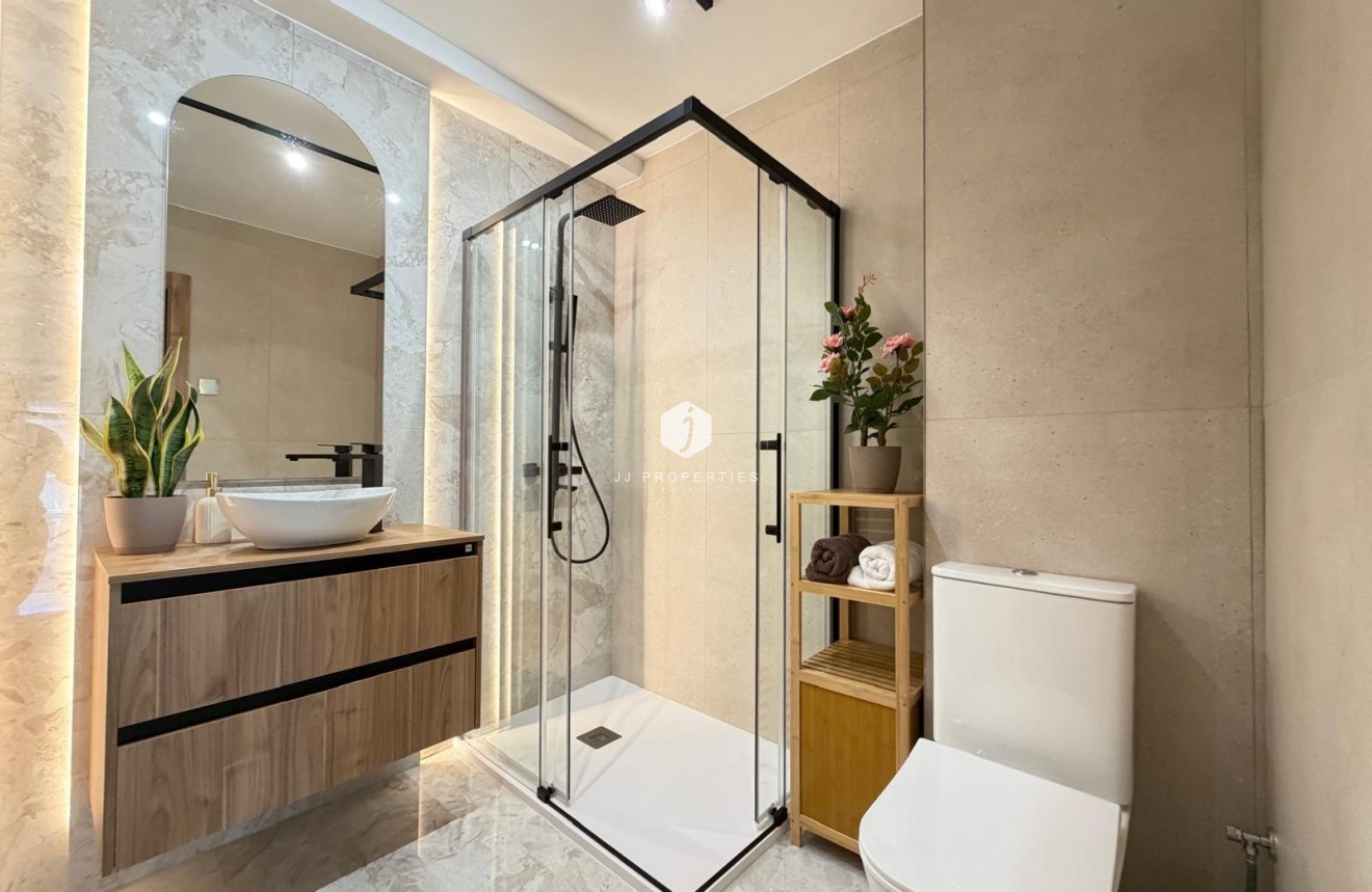 Aus zweiter Hand - Penthouse -
Torrevieja - Estacion de autobuses