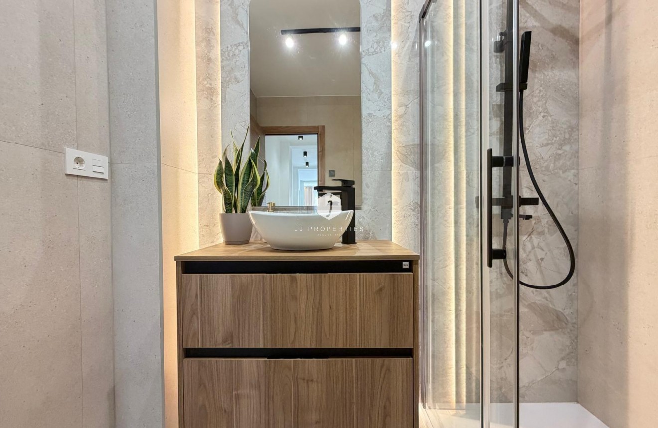 Aus zweiter Hand - Penthouse -
Torrevieja - Estacion de autobuses