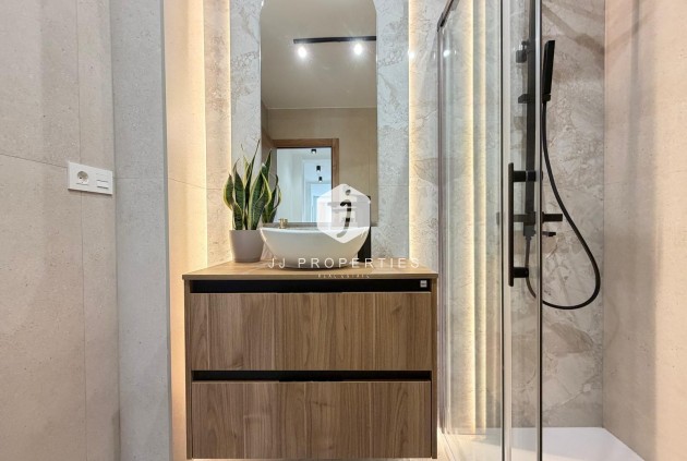 Aus zweiter Hand - Penthouse -
Torrevieja - Estacion de autobuses