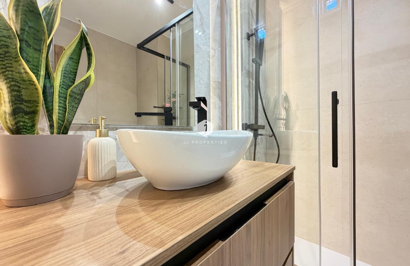 Aus zweiter Hand - Penthouse -
Torrevieja - Estacion de autobuses