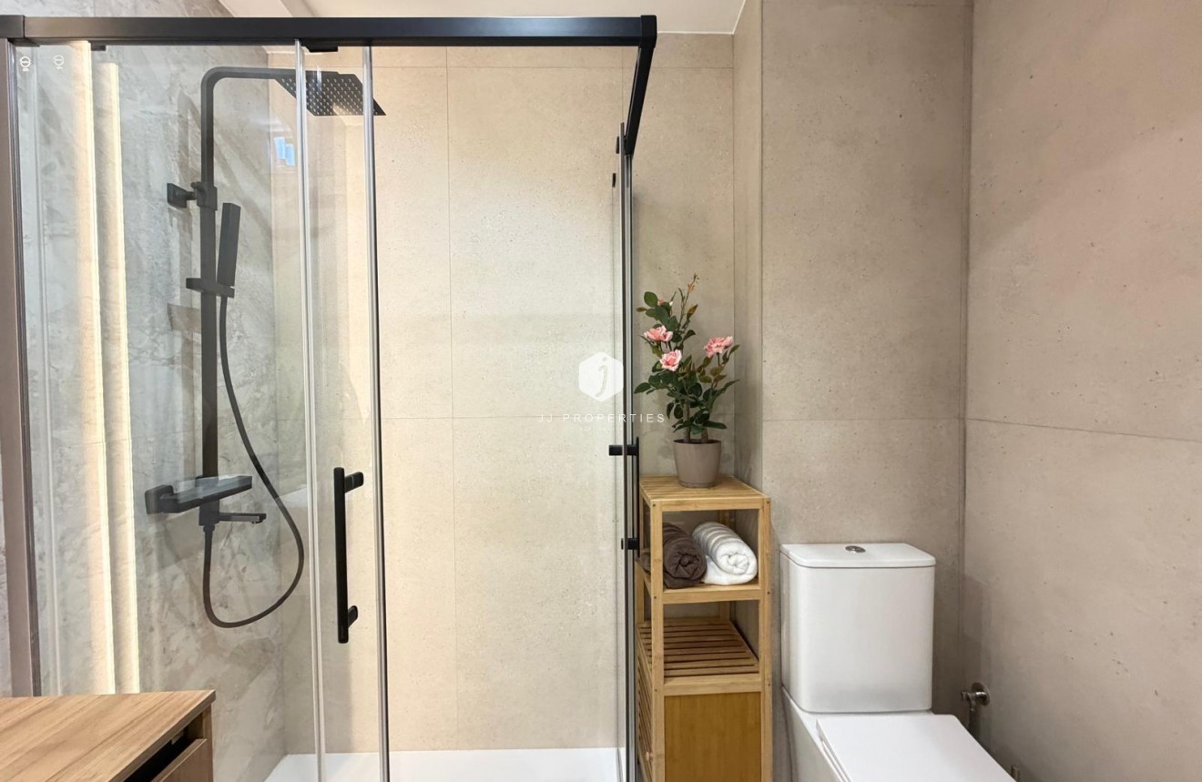 Aus zweiter Hand - Penthouse -
Torrevieja - Estacion de autobuses