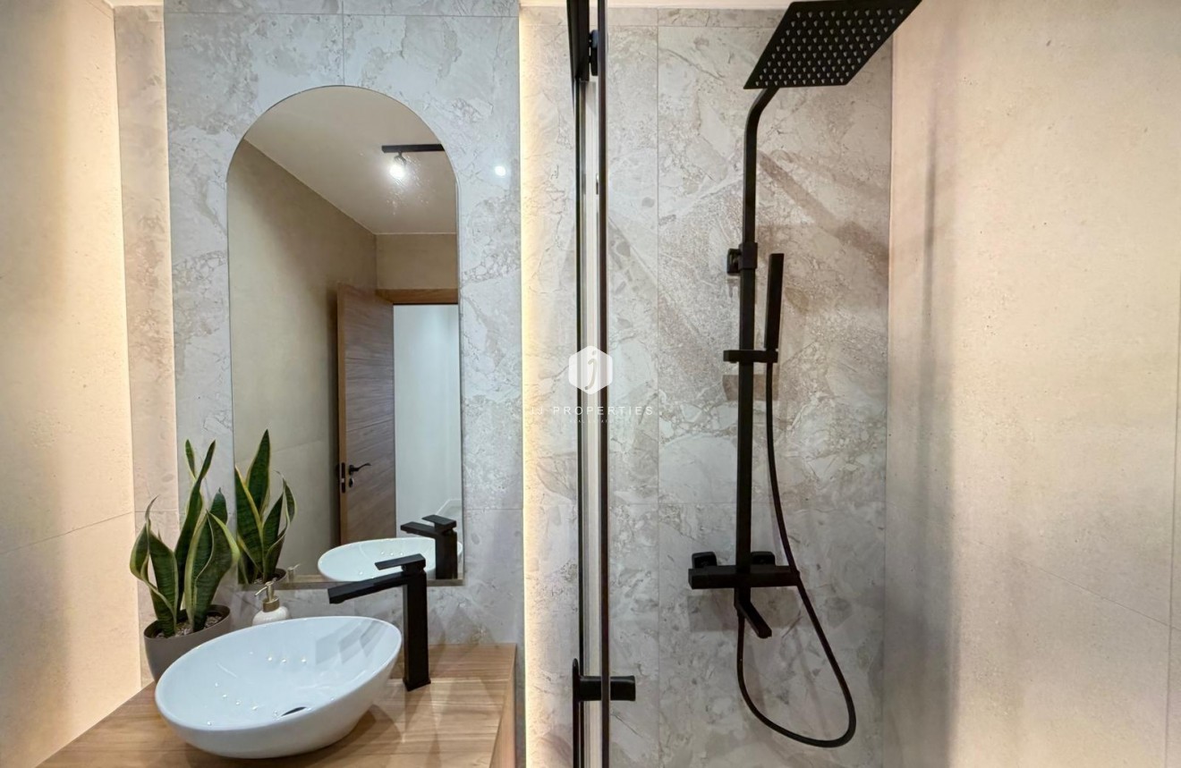 Aus zweiter Hand - Penthouse -
Torrevieja - Estacion de autobuses