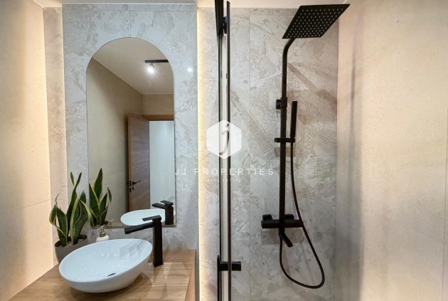 Aus zweiter Hand - Penthouse -
Torrevieja - Estacion de autobuses