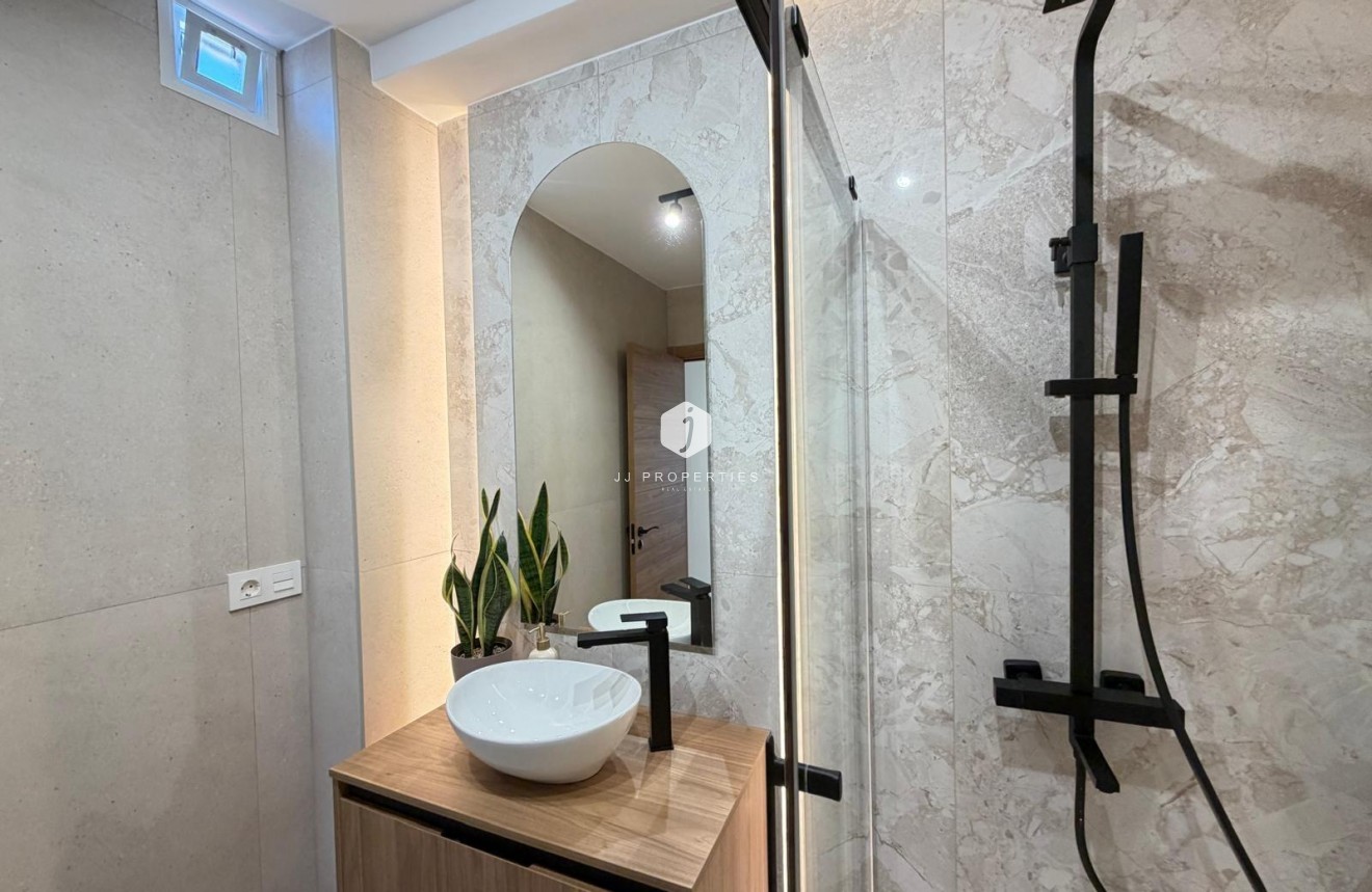 Aus zweiter Hand - Penthouse -
Torrevieja - Estacion de autobuses