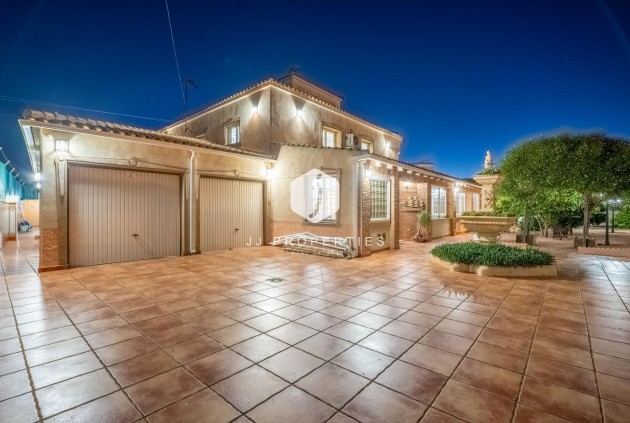 Resale - Villa -
Torrevieja - El chaparral