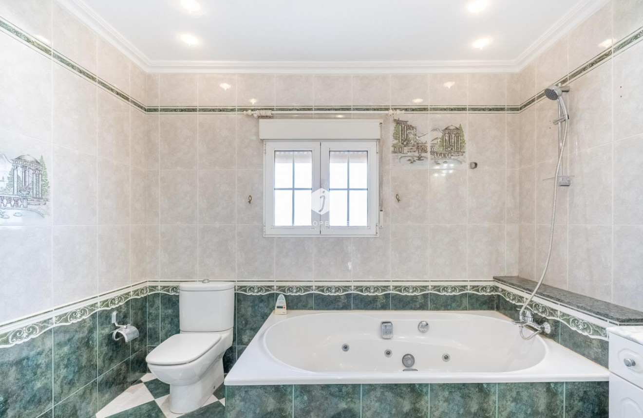 Resale - Villa -
Torrevieja - El chaparral