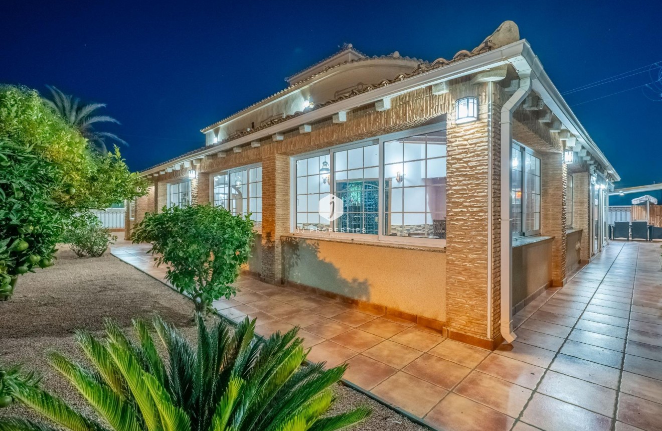 Resale - Villa -
Torrevieja - El chaparral