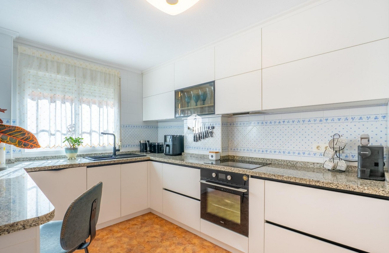 Resale - Chalet -
Orihuela Costa - La Regia