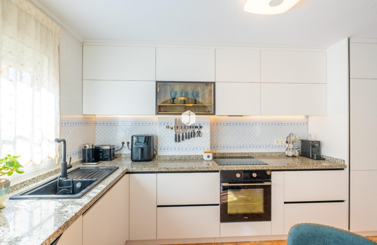 Resale - Chalet -
Orihuela Costa - La Regia