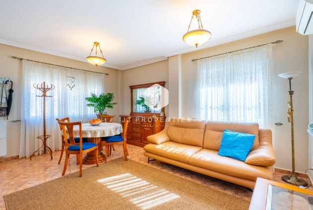 Resale - Chalet -
Orihuela Costa - La Regia