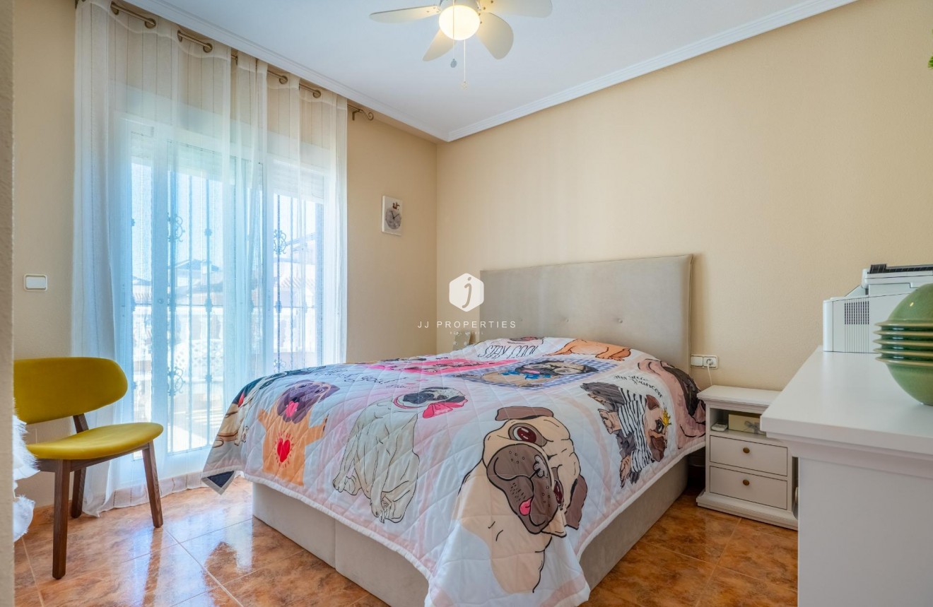 Resale - Chalet -
Orihuela Costa - La Regia