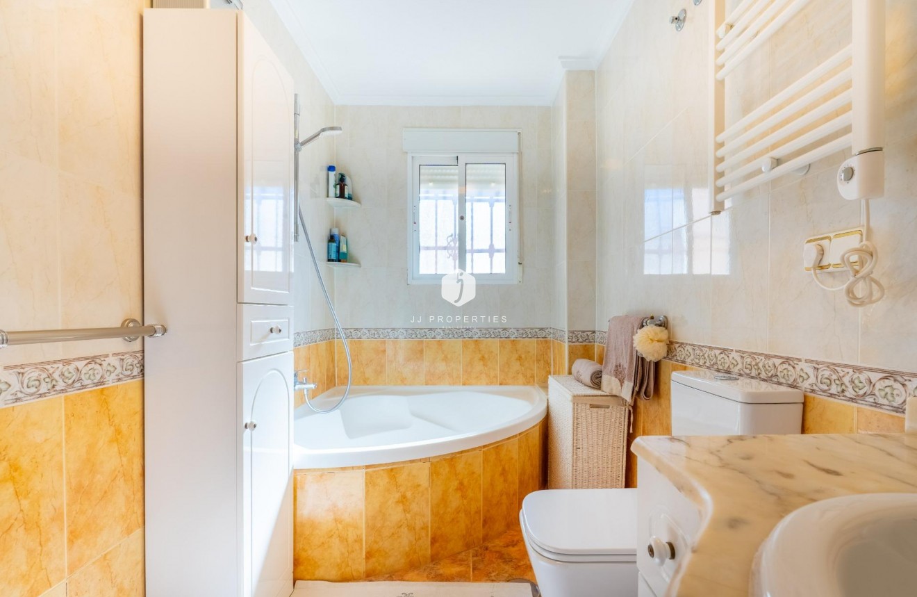 Resale - Chalet -
Orihuela Costa - La Regia