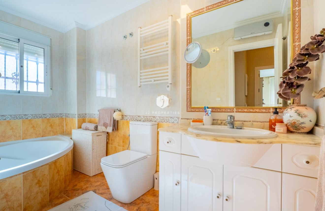 Resale - Chalet -
Orihuela Costa - La Regia