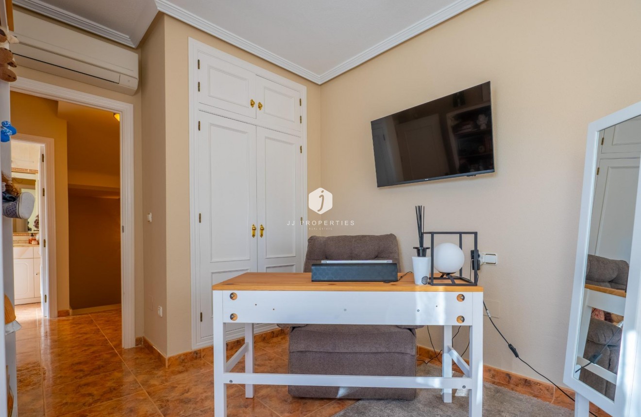 Resale - Chalet -
Orihuela Costa - La Regia