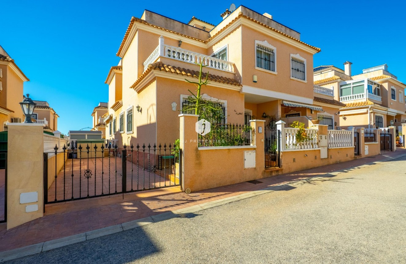 Resale - Chalet -
Orihuela Costa - La Regia
