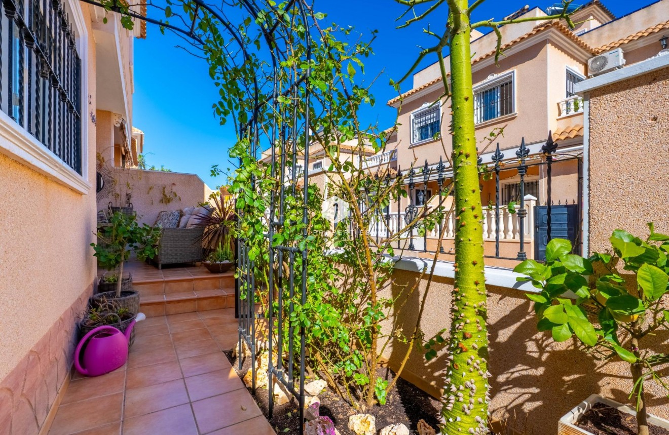 Resale - Chalet -
Orihuela Costa - La Regia