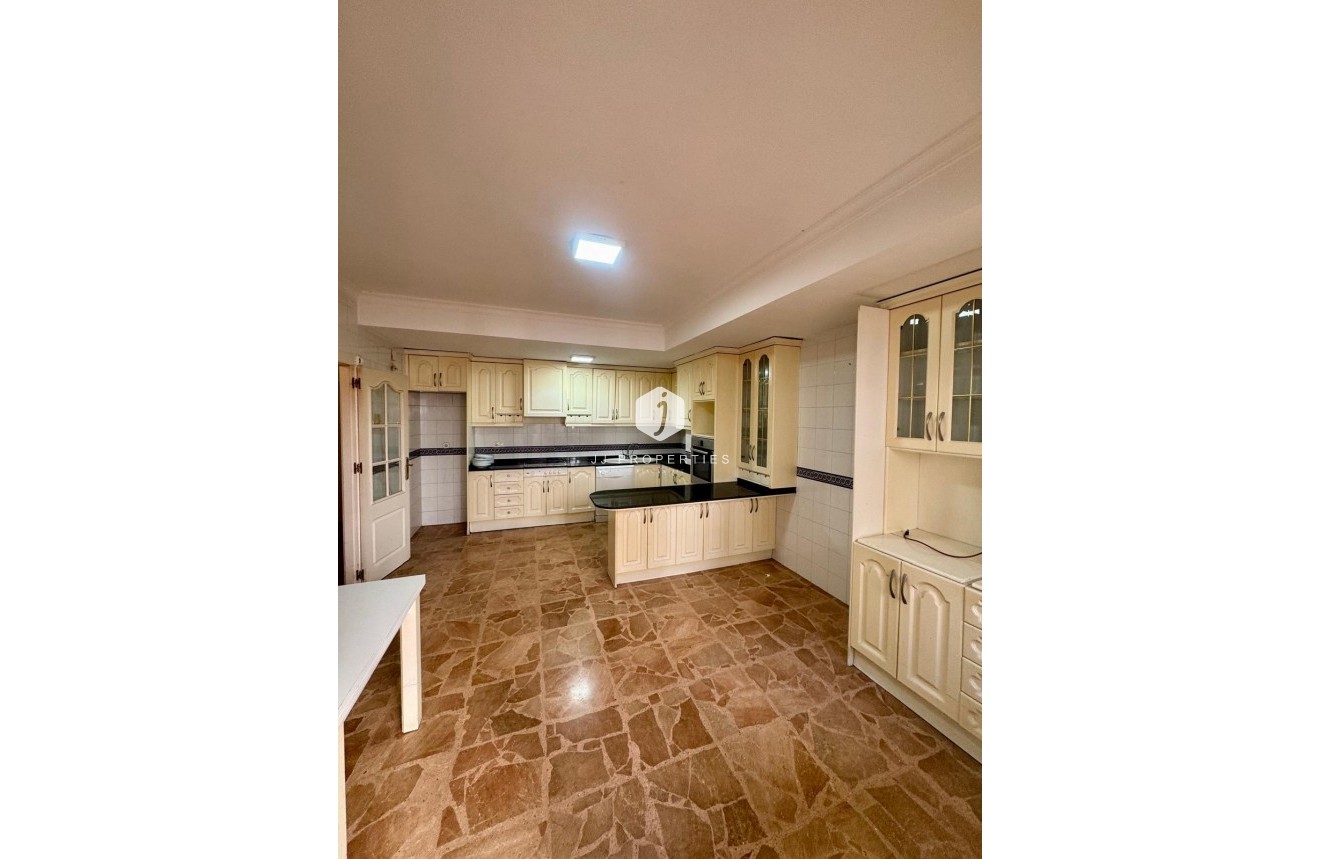 Resale - Apartment / flat -
Torrevieja - Centro