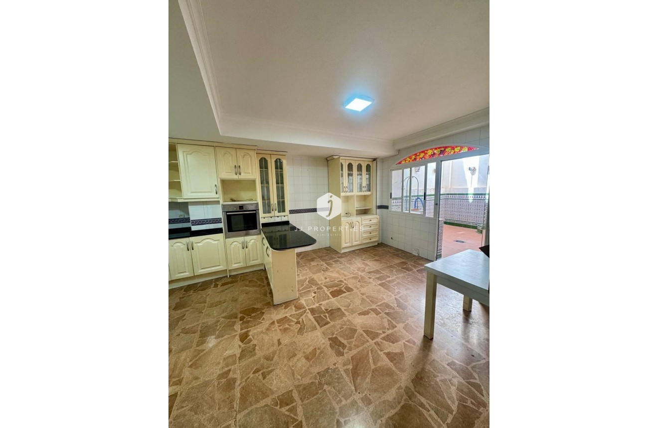 Resale - Apartment / flat -
Torrevieja - Centro