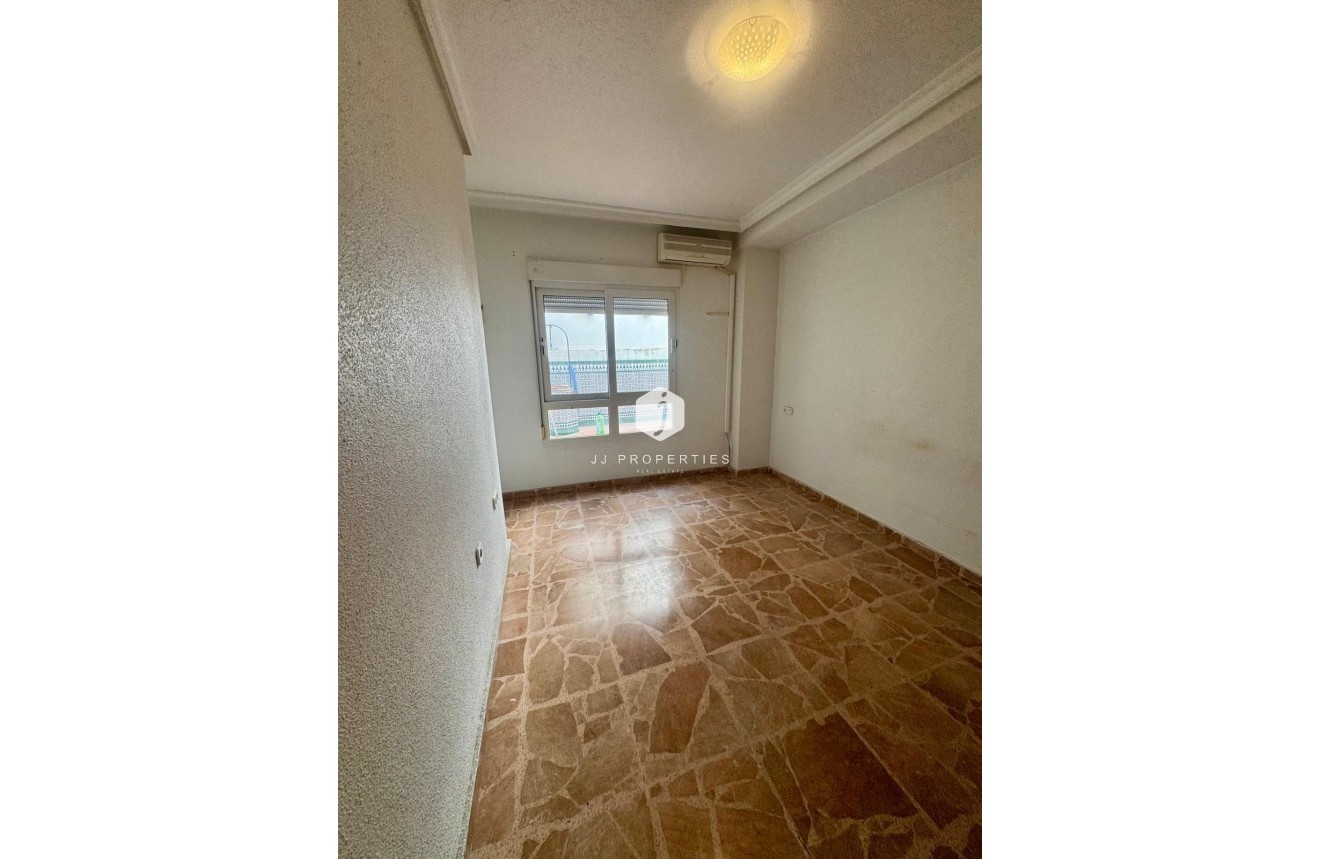 Resale - Apartment / flat -
Torrevieja - Centro