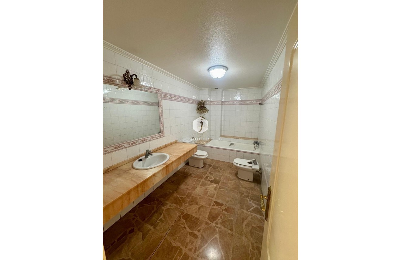 Resale - Apartment / flat -
Torrevieja - Centro