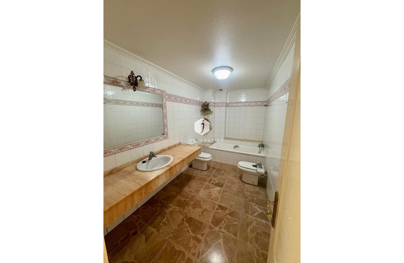 Resale - Apartment / flat -
Torrevieja - Centro