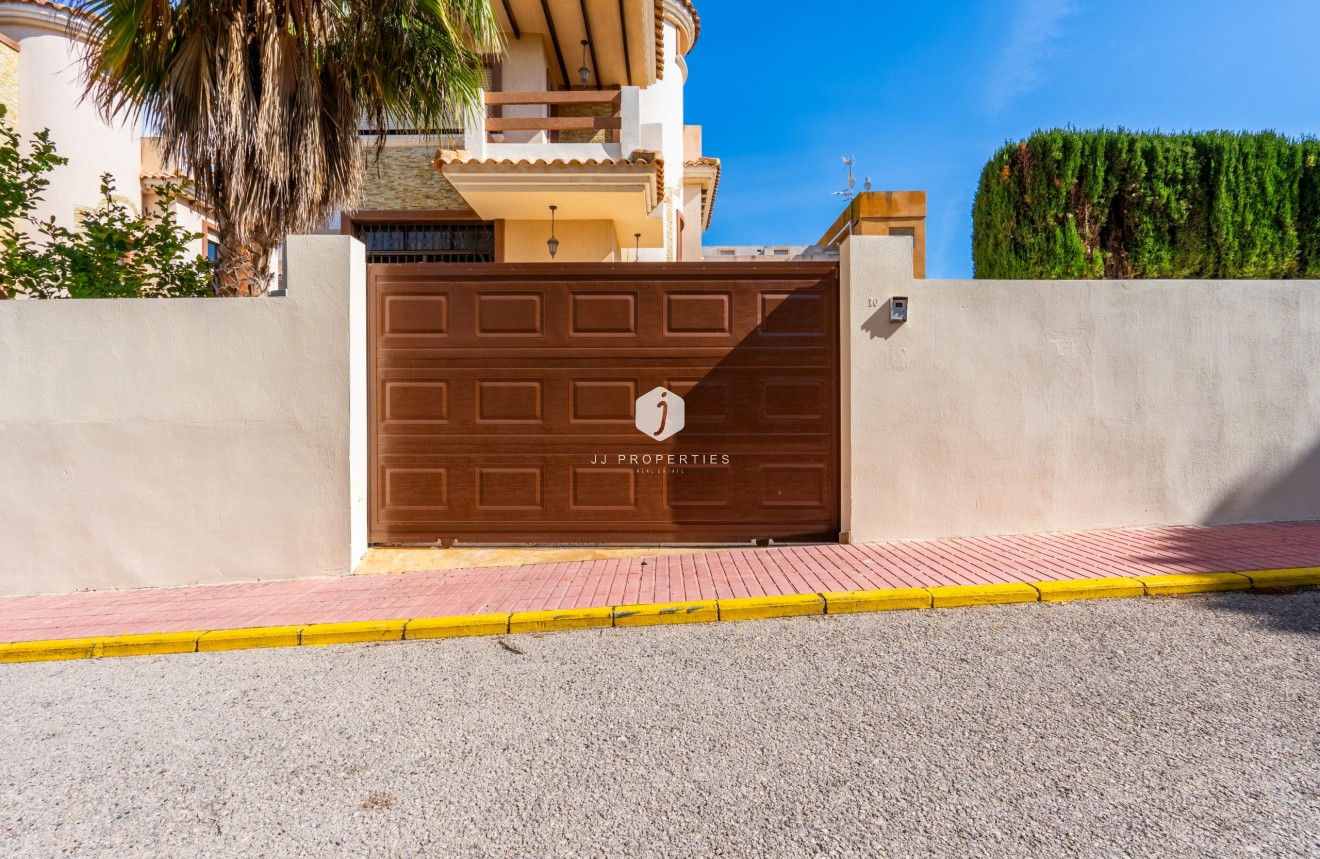 Resale - Villa -
Orihuela Costa - Costa Blanca