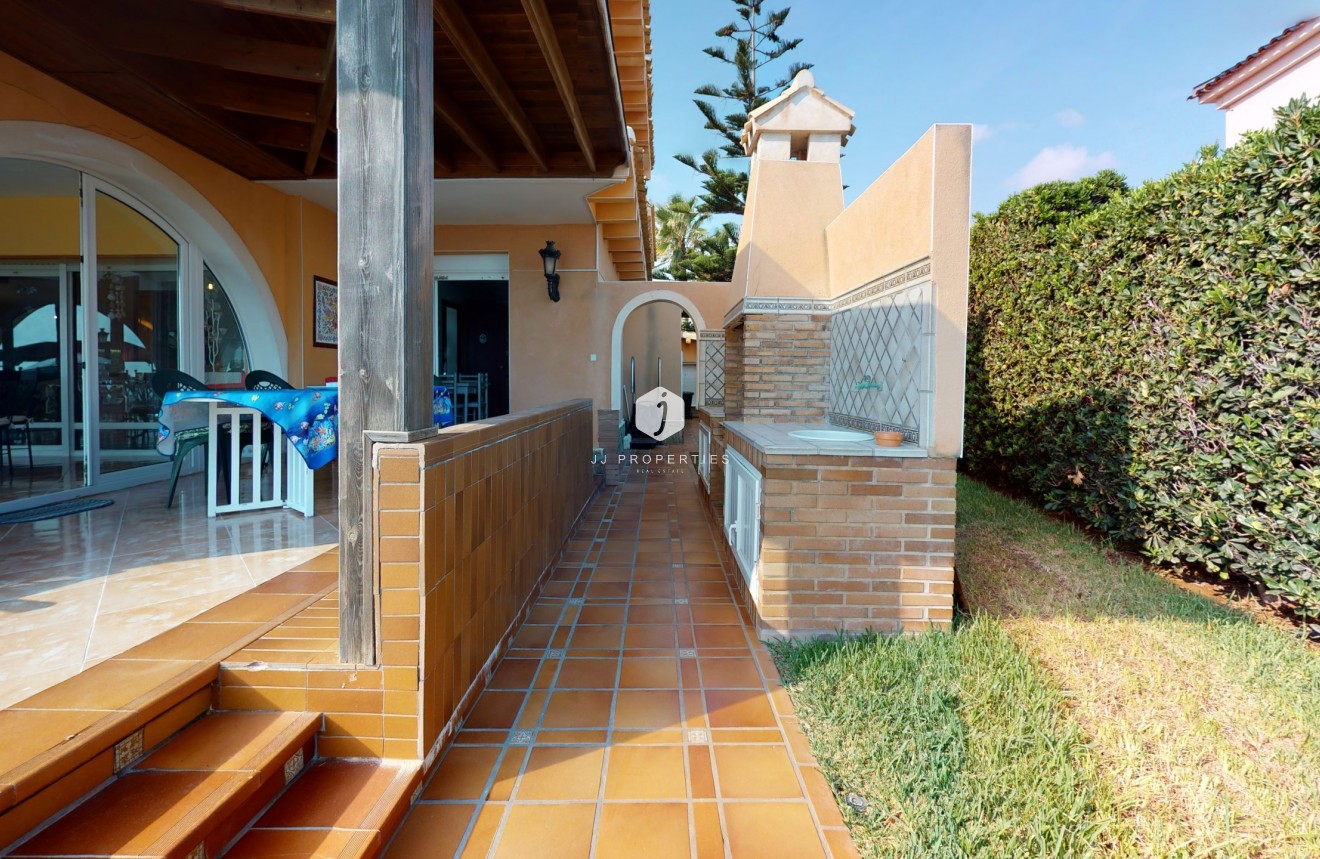 Resale - Villa -
Orihuela Costa - Costa Blanca